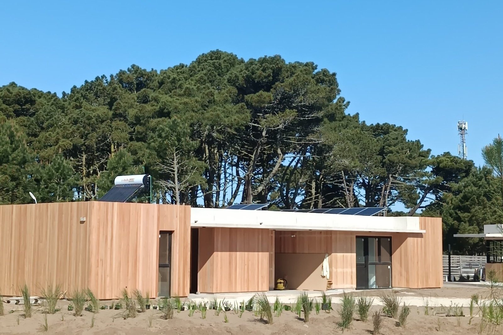 Pórtico y oficinas de Bosques Pinamar: 6 kW de paneles y agua caliente solar