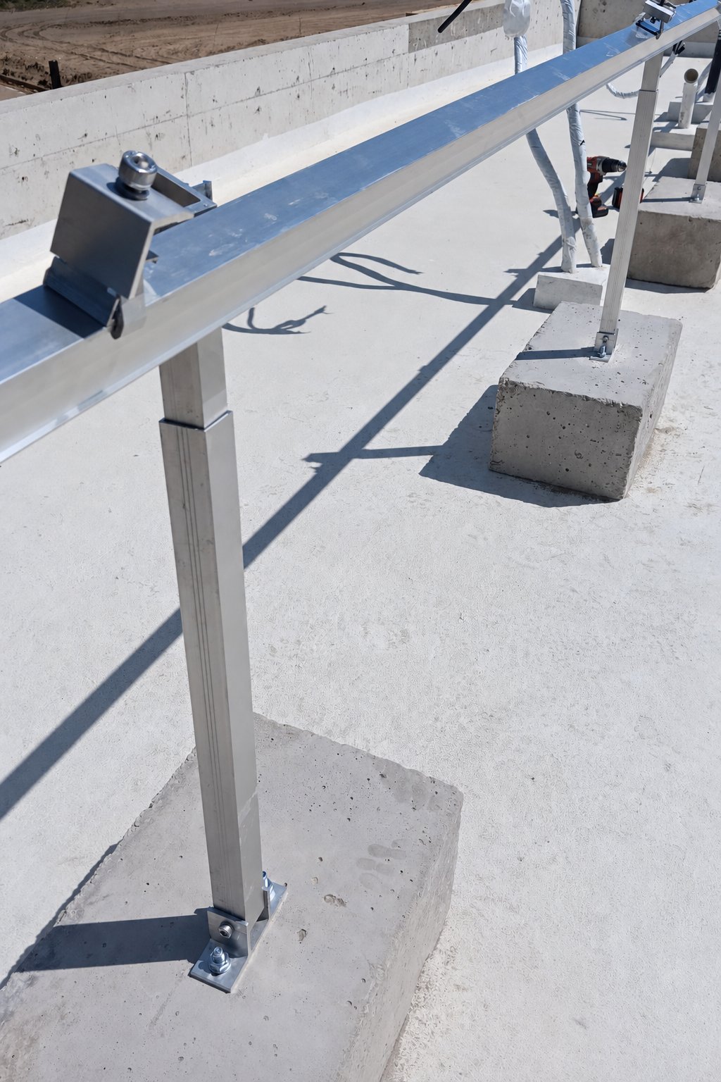 Pórtico y oficinas de Bosques Pinamar: 6 kW de paneles y agua caliente solar