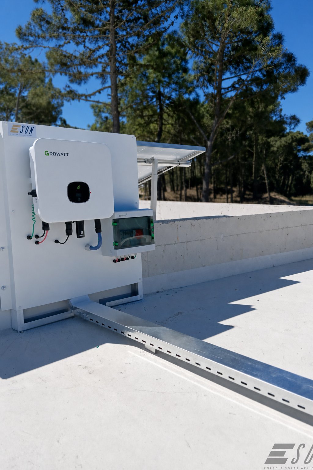 Pórtico y oficinas de Bosques Pinamar: 6 kW de paneles y agua caliente solar