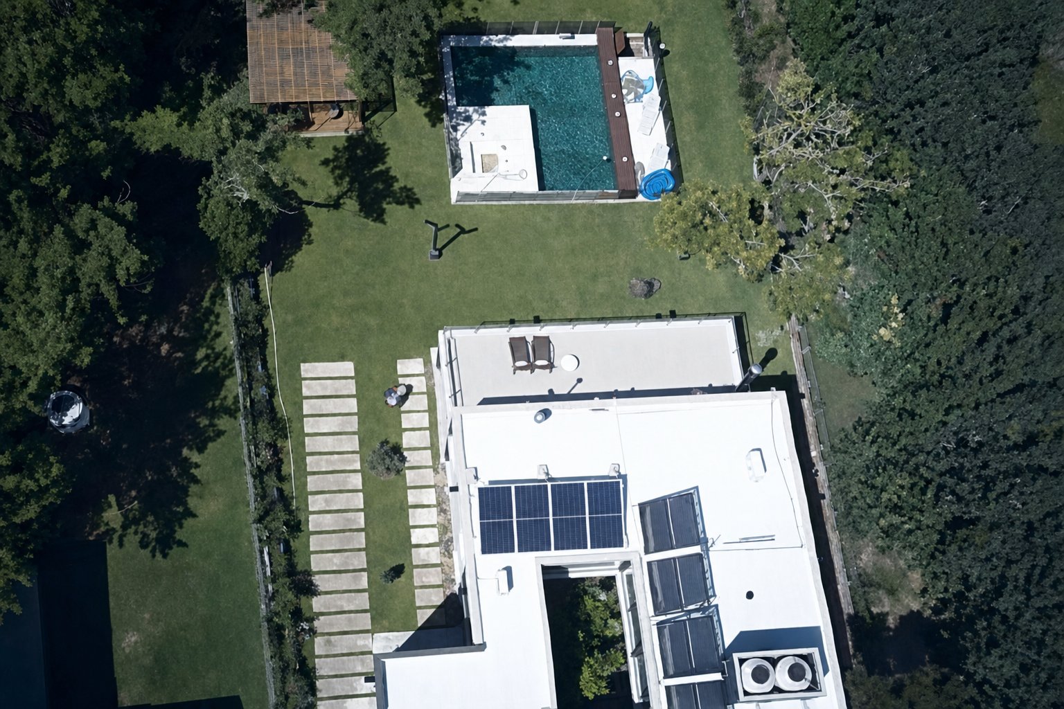 Casa de 500 m² en Cariló: paneles, aerotermia y piscina climatizada
